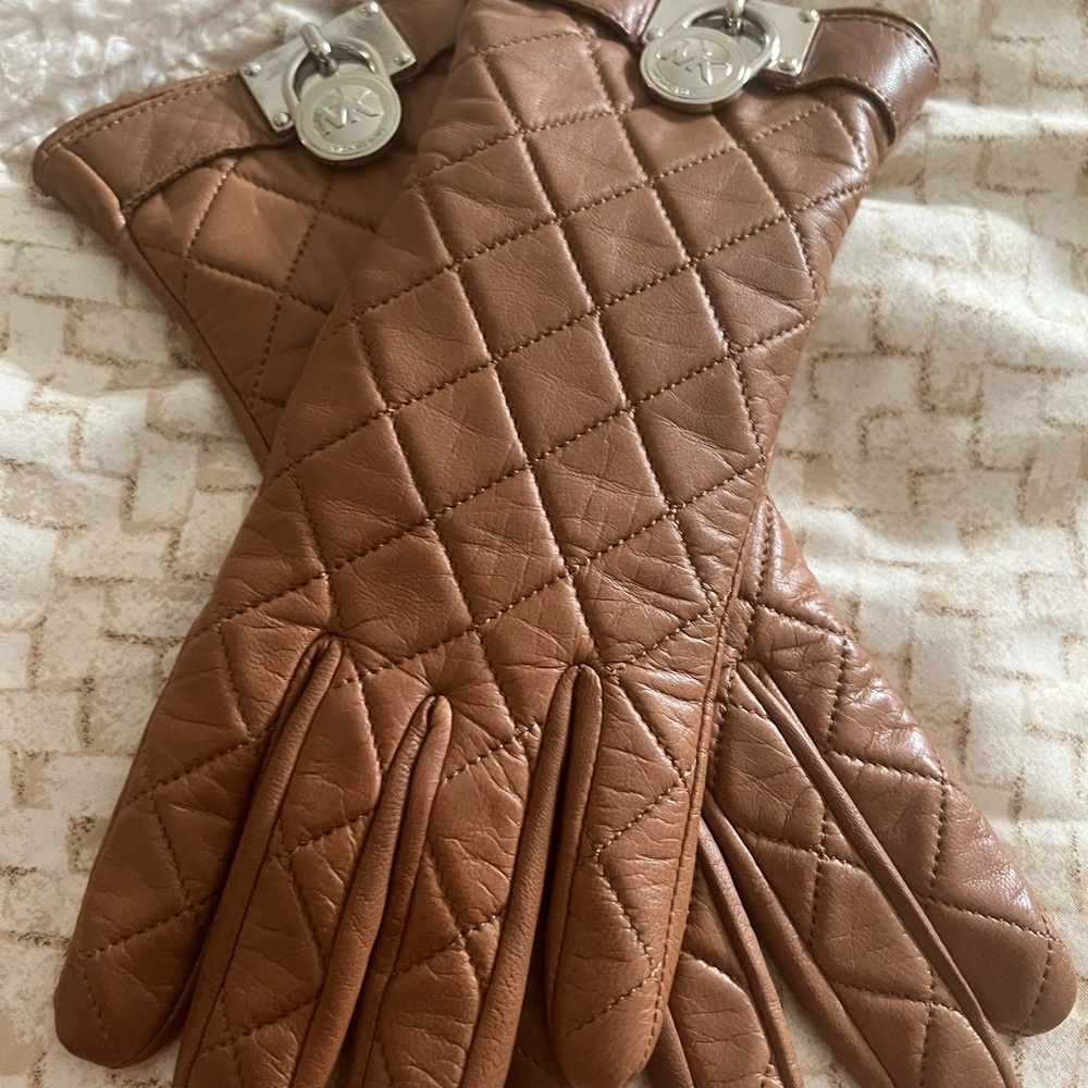 Michael Kors Hamilton lock quilted leather gloves